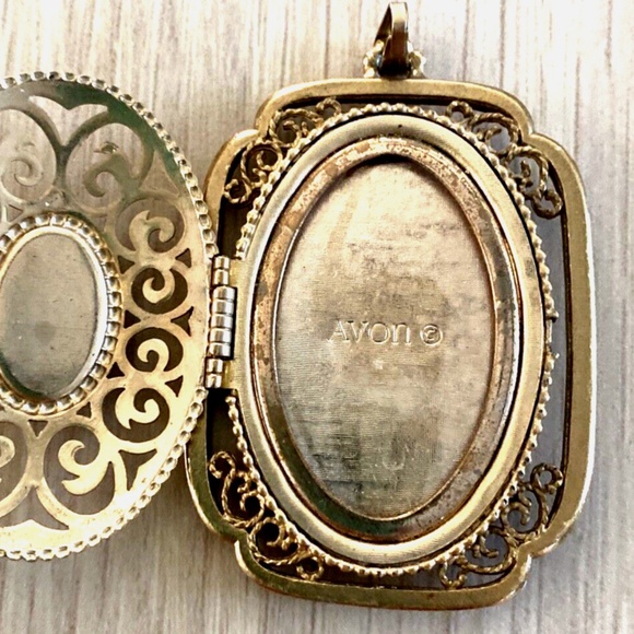 Vintage Avon Yesteryear Picture Locket Necklace in Ornate Gold Filigree - Picture 2 of 3